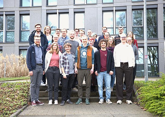 Gruppenbild der Doktorand*innen vor dem Gebäude der RWTH Aachen