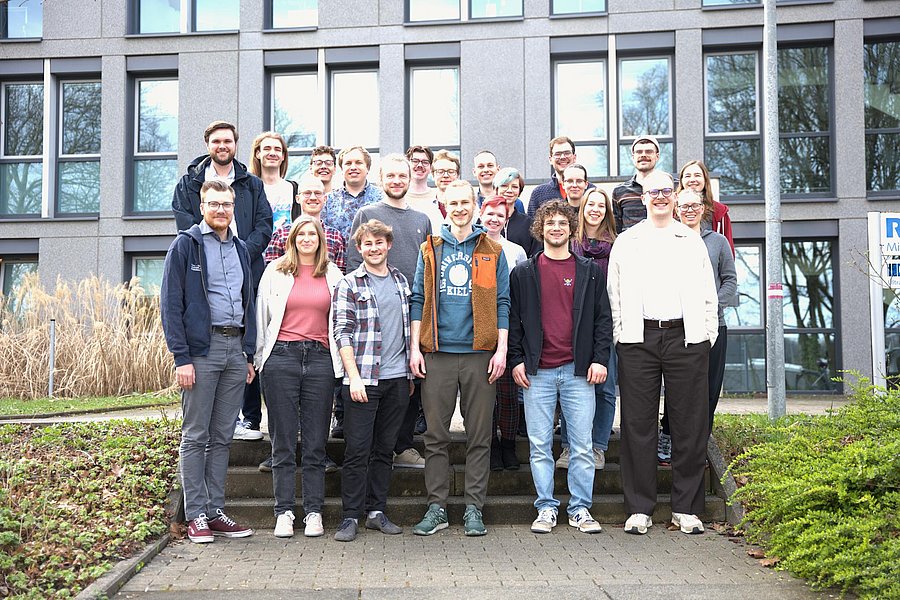 Gruppenbild der Doktorand*innen vor dem Gebäude der RWTH Aachen