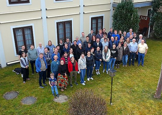 Gruppenbild der Teilnehmenden an den fachdidaktischen Gesprächen. Die Personen stehen vor dem Hotel auf einer Wiese. Foto: Dominic Lohr